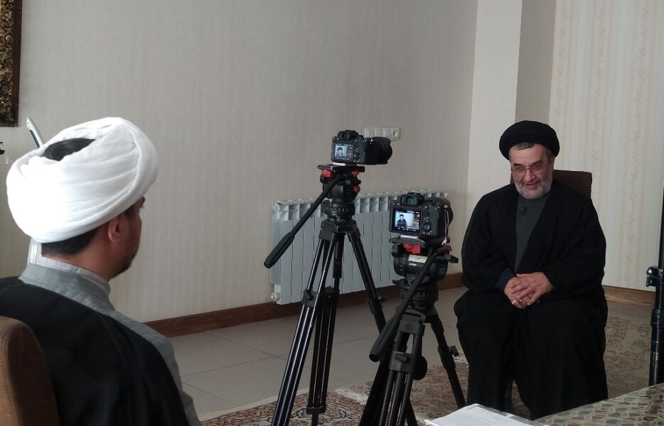 آیت‌الله خادمی تشریفات مرسوم به اسم «دفتر» و «بیت» نداشت